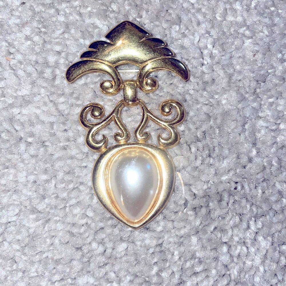 Napier Vintage faux pearl brooch in gold large pin